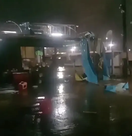 พ่อค้าแม่ค้าอาหารโต้รุ่งหนีตายวุ่น พายุฝนถล่ม เต็นท์ขายของพังยับ (มีคลิป)