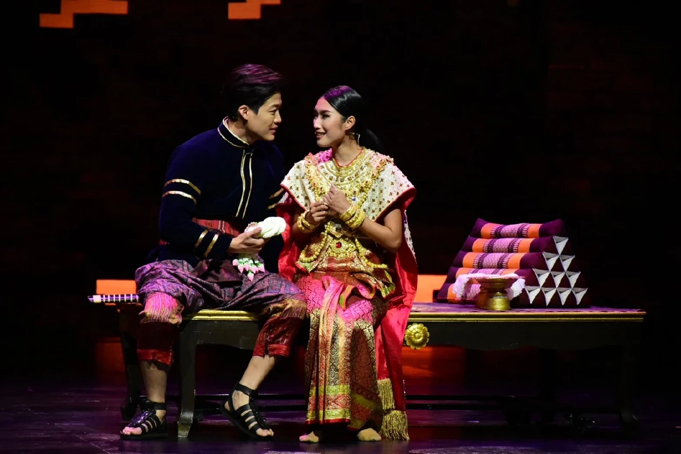 บอย ถกลเกียรติ เผยอีกมุมที่คนดูอาจไม่รู้ นำทีมนักแสดงสปอยละครเวทีพิษสวาท