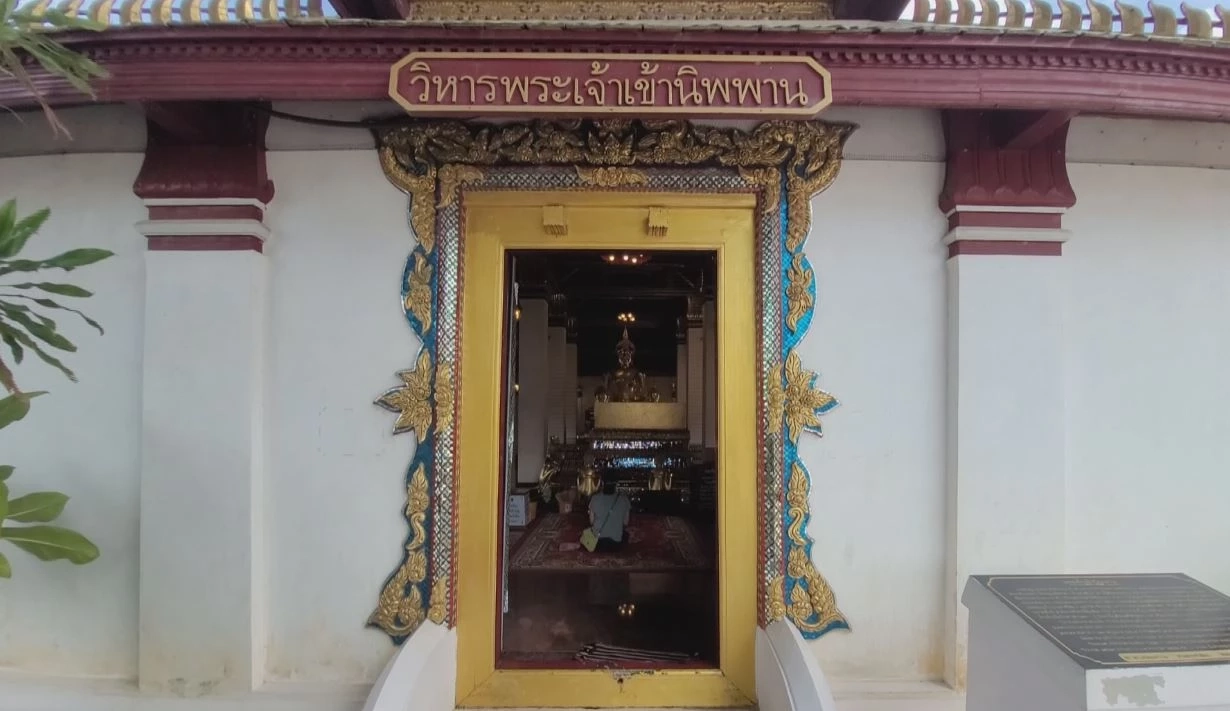 พุทธศาสนิกชน เข้ากราบสักการะพระพุทธเจ้าเข้านิพพาน เนื่องในวันอัฏฐมีบูชา