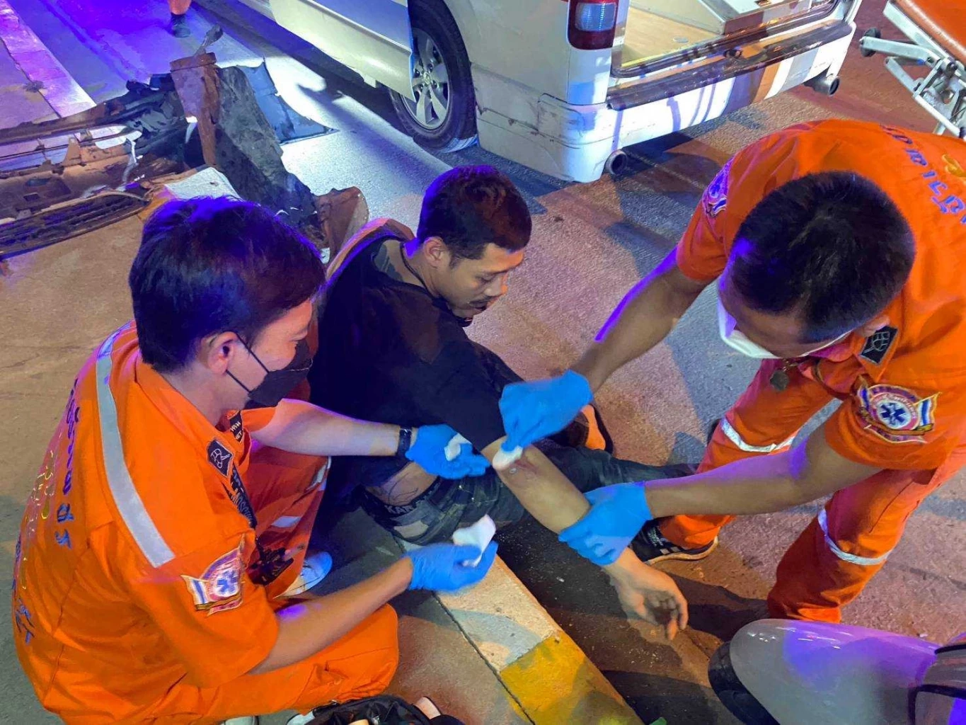 เปิดคลิป รถบรรทุกมักง่ายไม่คลุมกระบะ ดินตกเรี่ยราด รถเหยียบเสียหลักชนยับ