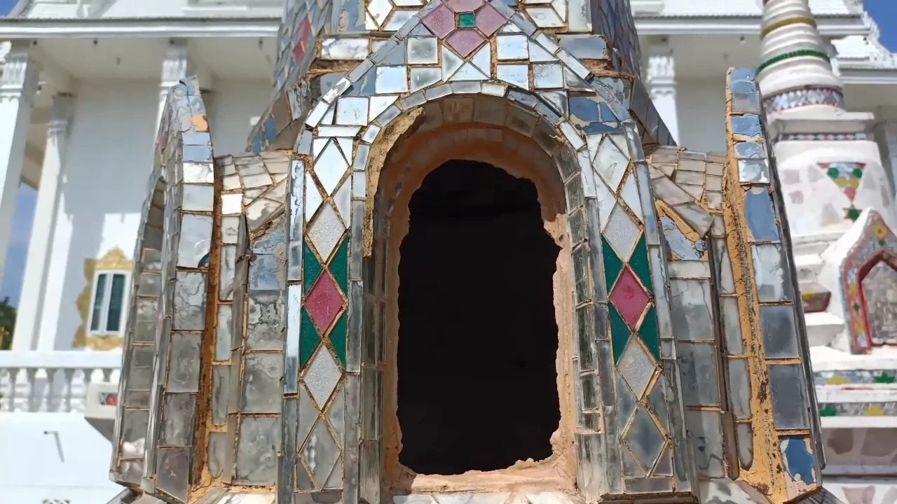 ชาวบ้านเดือด สาปแช่งโจรทุบเจดีย์เก็บอัฐิบรรพบุรุษ ขโมยเงิน-โกศทองเหลือง