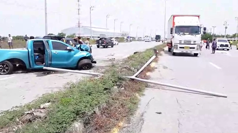 สยอง! กล้องหน้ารถจับภาพ นาทีรถแข่งกันบนถนนหลวง ชน จยย.ร่างปลิว (มีคลิป)