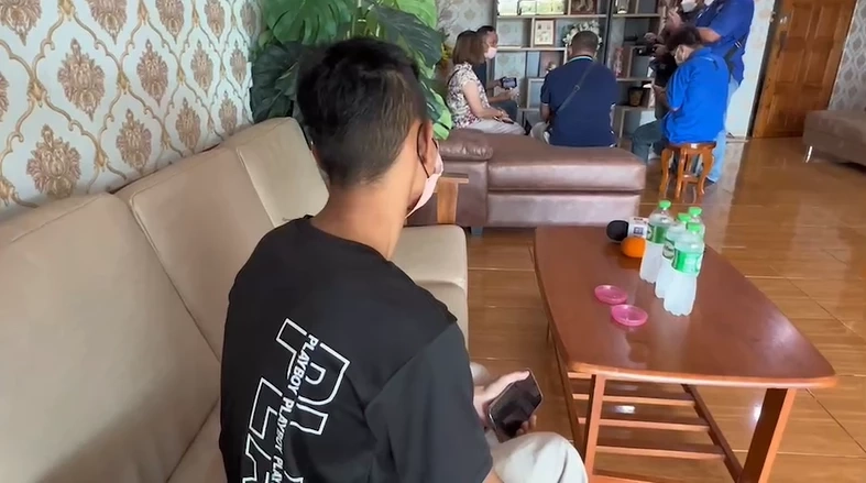 สารวัตร นร. ถูกเพื่อนรุม หลังไปตรวจแอบสูบบุหรี่ในห้องน้ำ (มีคลิป)