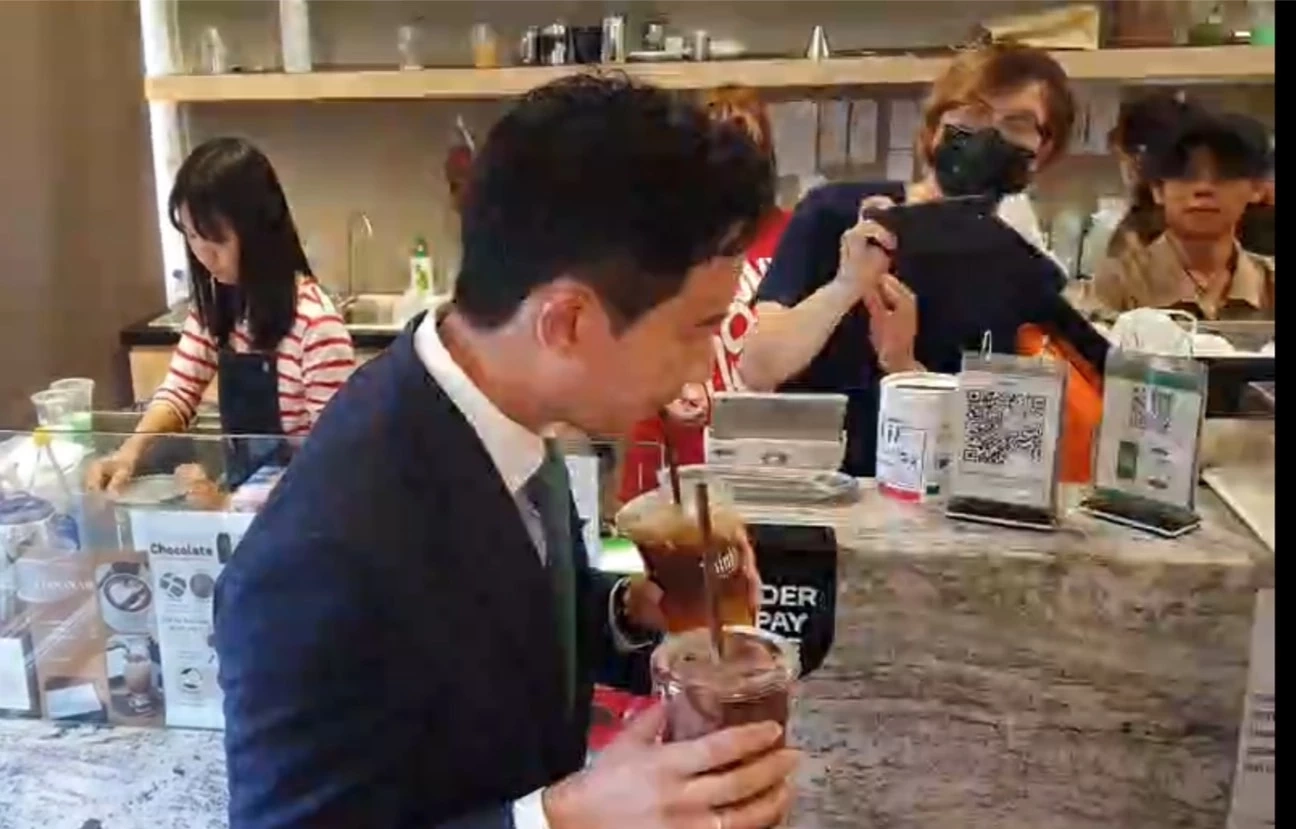 ไม่พลาด! "พิธา"แวะชิมมิ้นต์ช็อก-กาแฟส้ม บอก2รสชาติรวมเป็นหนึ่งได้