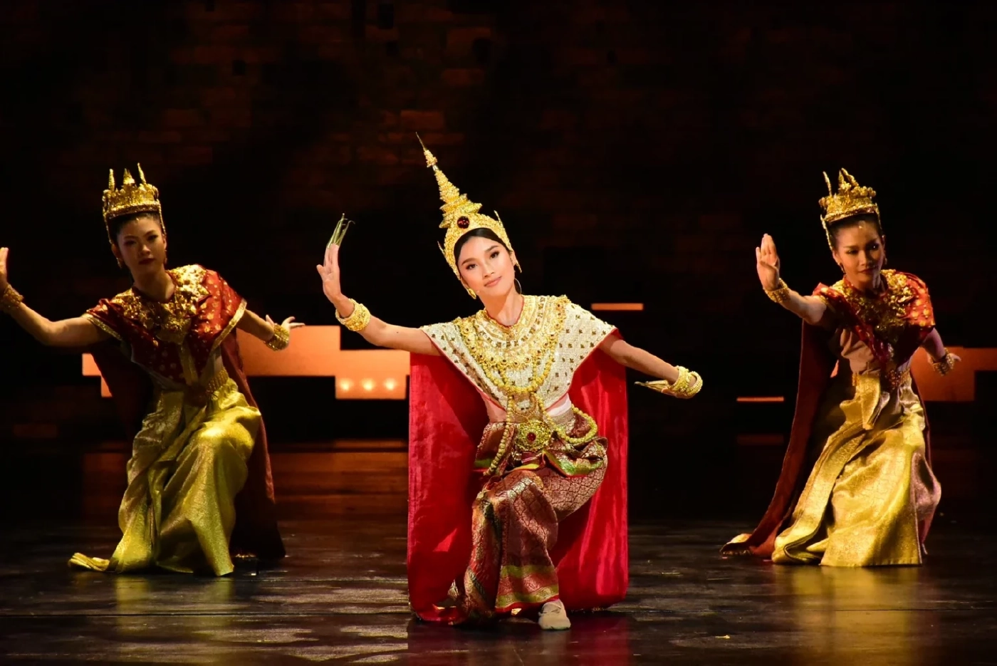 บอย ถกลเกียรติ เผยอีกมุมที่คนดูอาจไม่รู้ นำทีมนักแสดงสปอยละครเวทีพิษสวาท