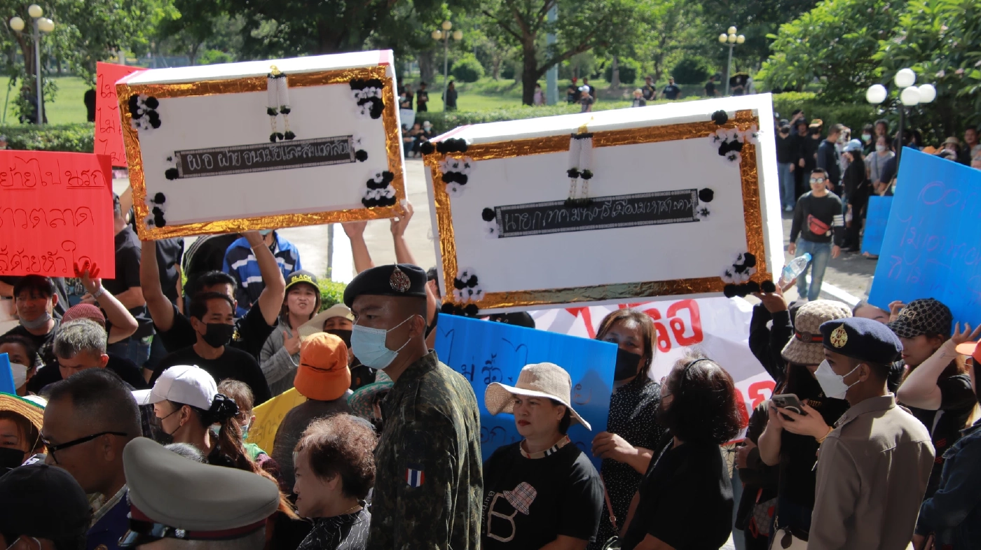 พ่อค้า-แม่ค้า เมืองมหาสารคาม แห่โลงศพไล่นายกเทศมนตรี คัดค้านรื้อปรับปรุงตลาด