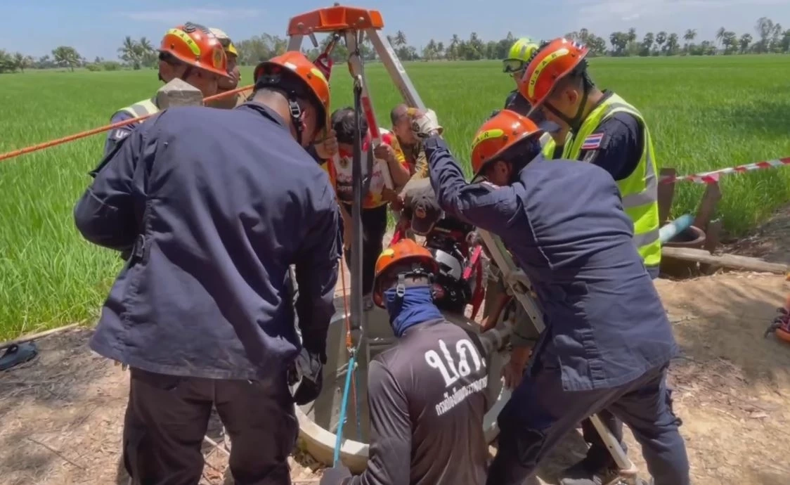 ชาวนาลงบ่อบาดาล ลึก 10 เมตร เช็กปั๊มน้ำ เกิดหมดสติ กู้ภัยช่วยรอดหวุดหวิด