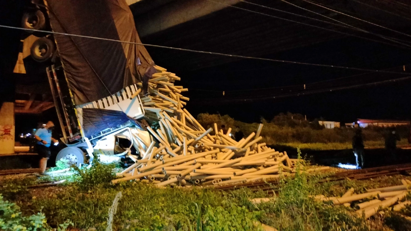 สิบล้อตกสะพาน ดิ่งขวางรางรถไฟสายตะวันออก บาดเจ็บ 1 ราย