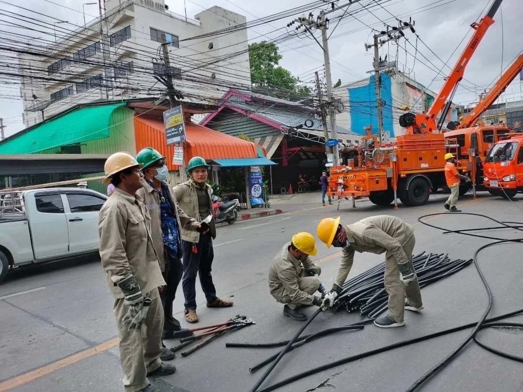 MEA - กทม. ลงพื้นที่แก้ไขเหตุรถบรรทุกเกี่ยวสายสื่อสาร ทำให้เสาไฟฟ้าล้ม