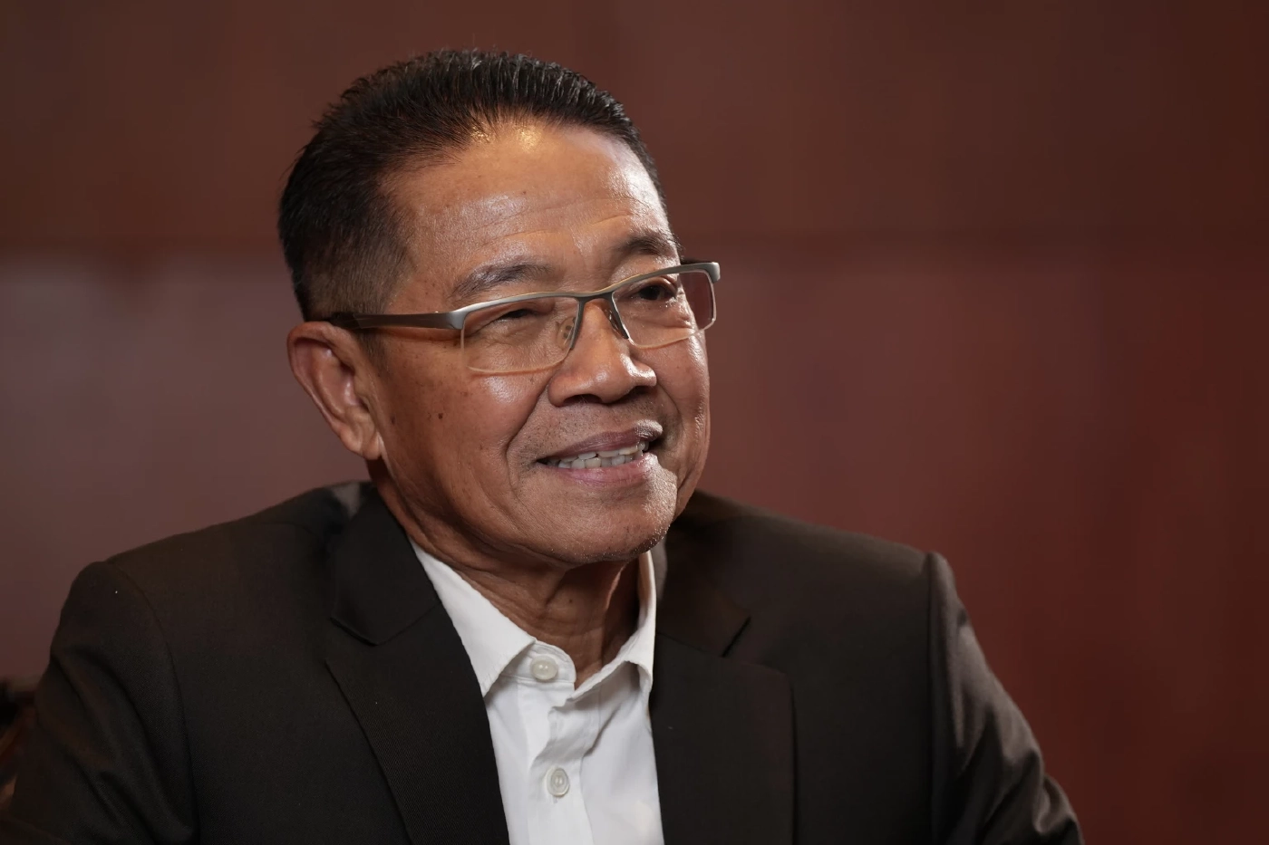 ประพันธ์ คูณมี  มือกฎหมายและสมาชิกวุฒิสภา 