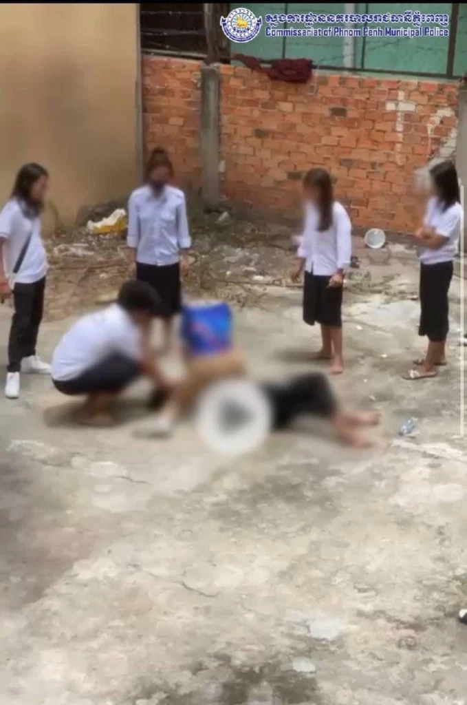 ตำรวจกัมพูชาจับกุมนักเรียนหญิงรุมตบกัน