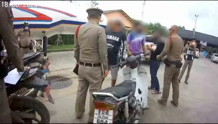 ชุลมุน! หนุ่มโดนจับท่อดัง โทรเรียกพ่อมาช่วย โวยลั่น คันอื่นเยอะแยะไม่จับ