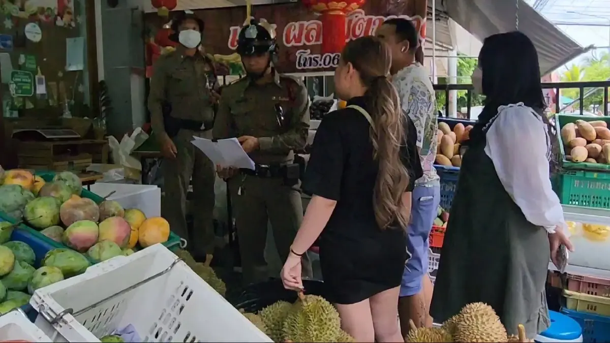สาวเจ้าของร้านผลไม้เครียดจัด เจ้าหนี้ทวงเงิน คว้ามีจี้คอ ขู่กระโดดตึก