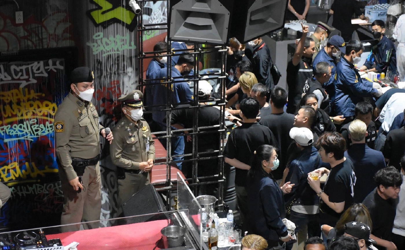 ตร.ทองหล่อ-ป.ป.ส. ค้นผับดังย่านเอกมัย พบยาเคเกลื่อน