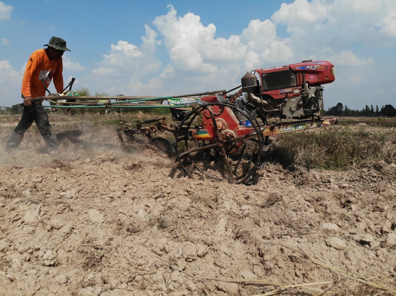 ชาวนากาฬสินธุ์ระทม ต้องทำนาบนพื้นดินที่แห้งแล้ง หลังฝนไม่ตกตามฤดูกาล