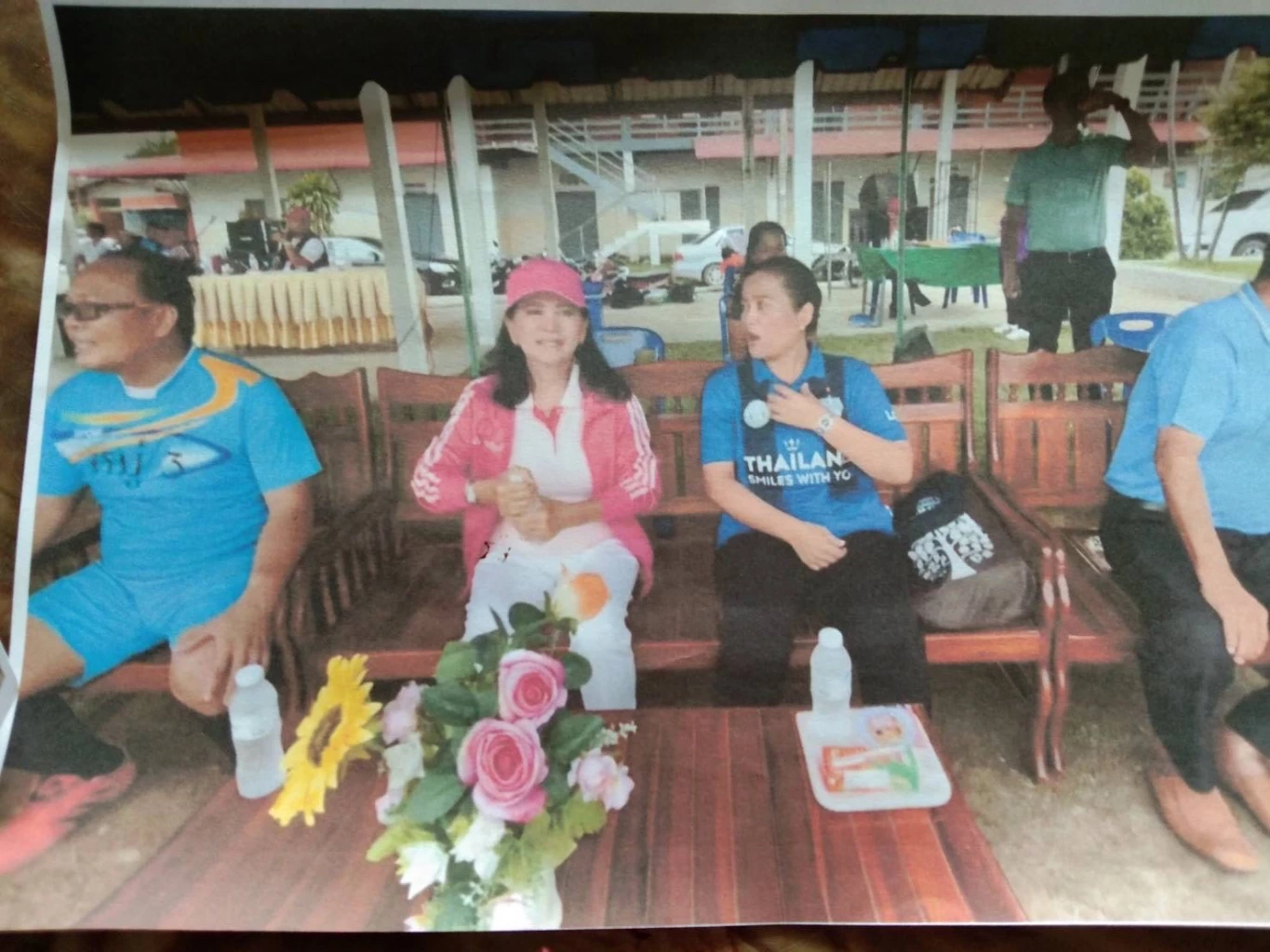 จันทร์เพ็ญ ประเสริฐศรี (ใส่เสื้อสีชมพู)