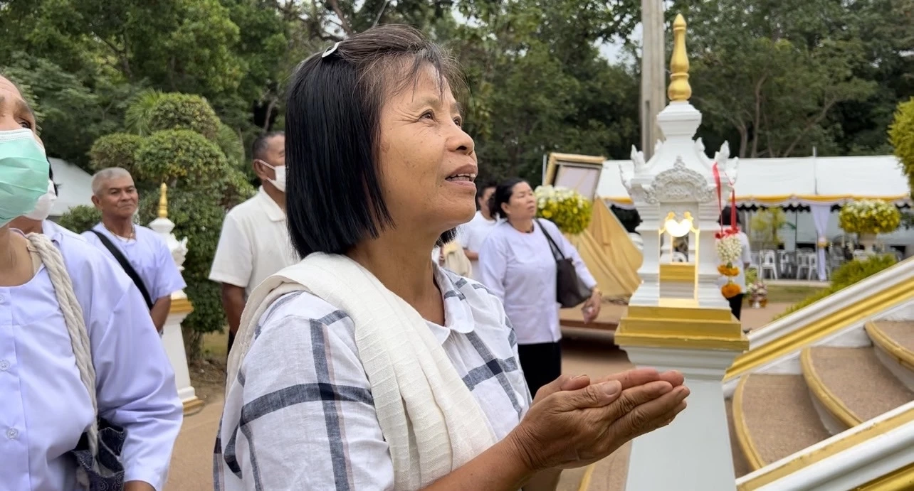 ญาติธรรมร่วมพิธีเก็บอัฐิ "หลวงปู่แสง ญาณวโร" นำไปประดิษฐานวัดสาขา 9 แห่ง