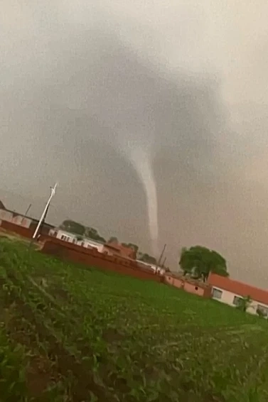 พายุทอร์นาโดถล่มจีน เจ็บ 13 บ้านพังหลายสิบหลัง