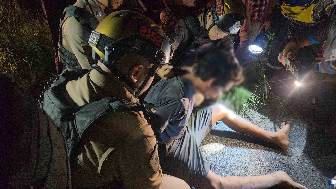 เปิดคลิปล่าระทึก! หนุ่มคลั่งขโมยรถสิบล้อ ซิ่งชนดะฝ่าวงล้อมตำรวจ