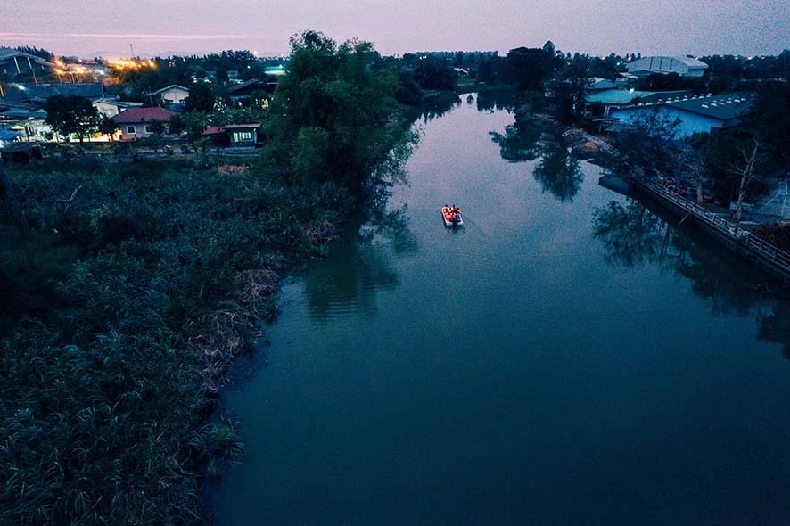 เย็นนี้ไปเลย Unseen ชวน "นั่งเรือชมหิ่งห้อย" กลางลำน้ำว้า สวนแตงสุพรรณบุรี
