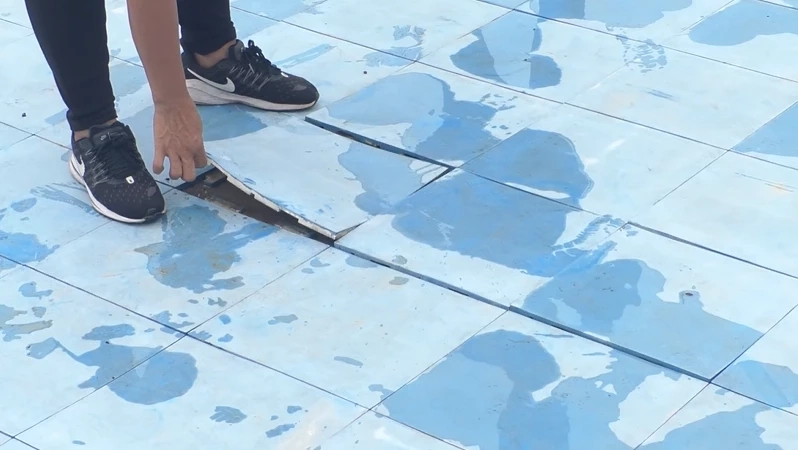 ป.ป.ช.สกลนคร ลุยตรวจสนามฟุตซอล อบต.งบ 3 ล้านเศษ ยังไม่ถึงปีใช้ไม่ได้แล้ว