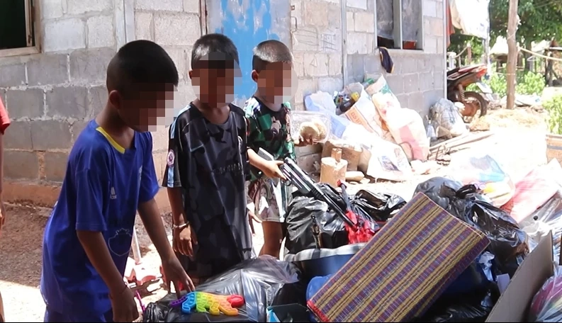 สุดรัดทด!! 16 ชีวิต อาศัยในบ้านหลังเดียว สภาพ "อดมื้อกินมื้อ" น่าเวทนา