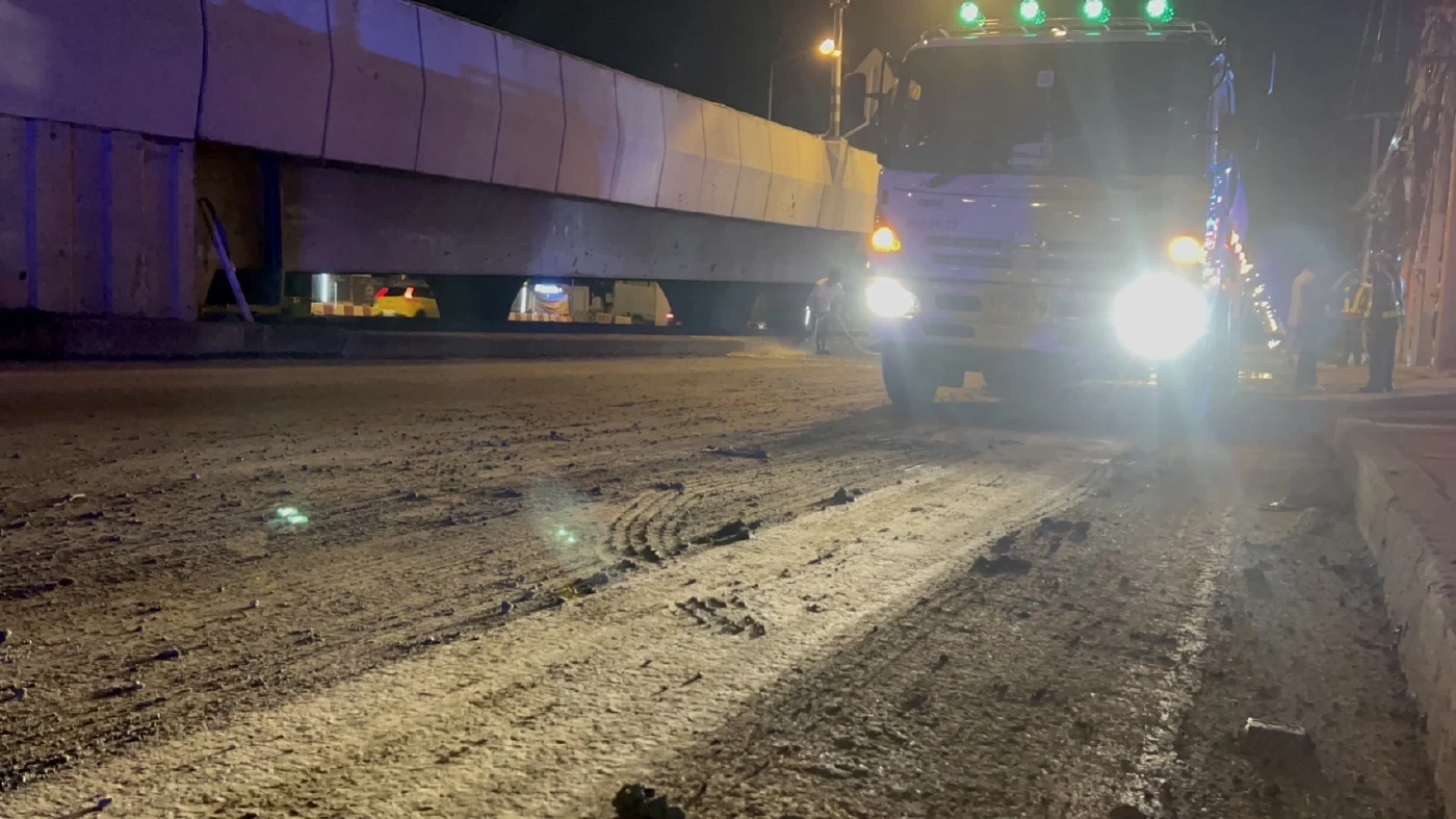 เปิดคลิป รถบรรทุกมักง่ายไม่คลุมกระบะ ดินตกเรี่ยราด รถเหยียบเสียหลักชนยับ