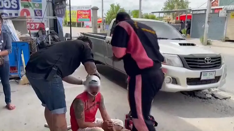 ลูกน้องหยุดงานแค่วันเดียว หัวหน้ายัวะจัด คว้ามีดปังตอฟันหัวบาดเจ็บ