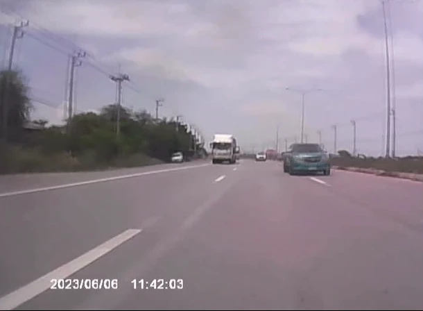 สยอง! กล้องหน้ารถจับภาพ นาทีรถแข่งกันบนถนนหลวง ชน จยย.ร่างปลิว (มีคลิป)