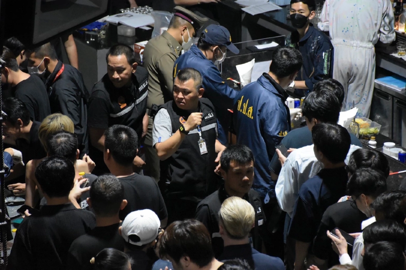 ตร.ทองหล่อ-ป.ป.ส. ค้นผับดังย่านเอกมัย พบยาเคเกลื่อน