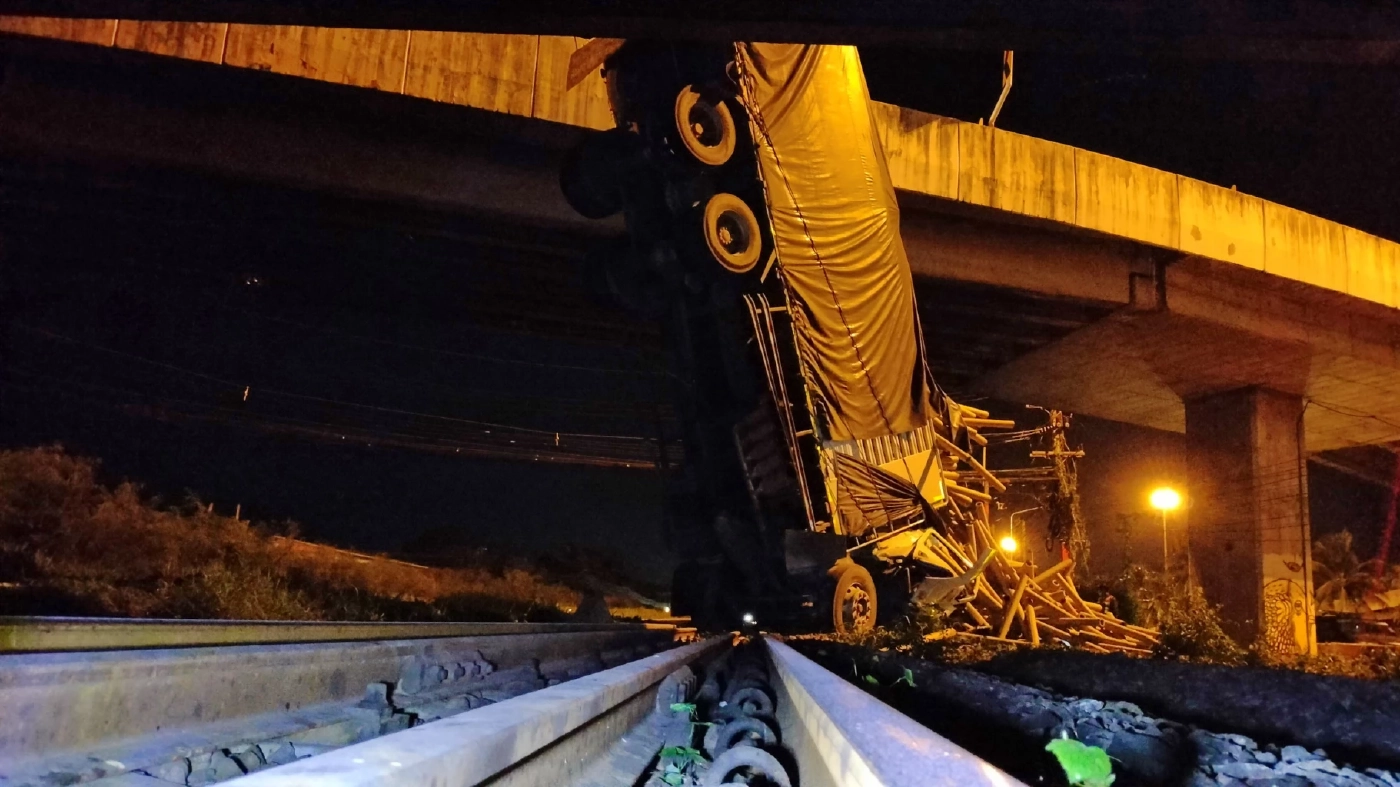 สิบล้อตกสะพาน ดิ่งขวางรางรถไฟสายตะวันออก บาดเจ็บ 1 ราย