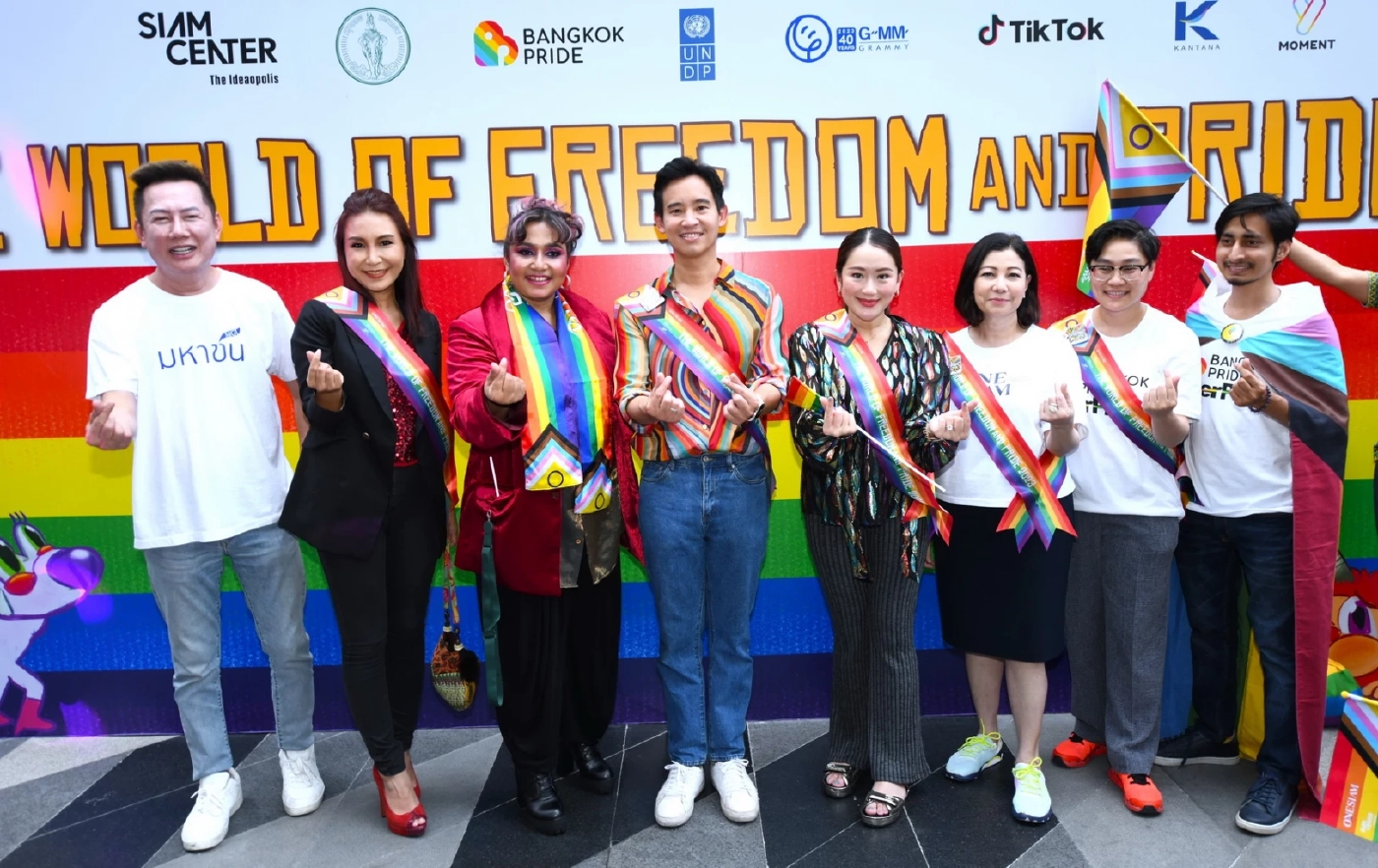 รวมภาพบรรยากาศ “Bangkok Pride 2023”  เหล่าคนดังร่วมขบวนถนนสีรุ้ง