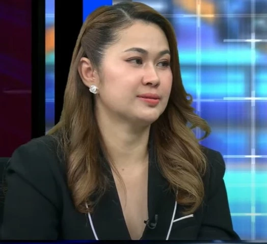 แสนปวดร้าว จูน เพ็ญชุลี ภรรยา หนุ่ม กะลา ยืนกอดลูก มองดูมือที่สามกับสามี   