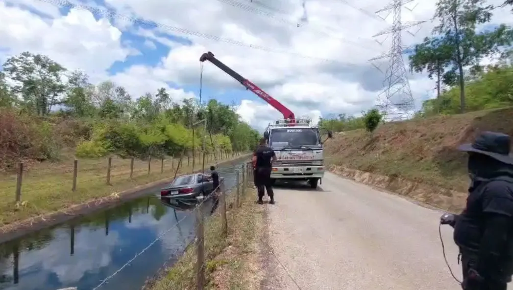 อุทาหรณ์! แม่เอื้อมมือคาดเข็มขัดนิรภัยให้ลูก รถพุ่งตกคลองส่งน้ำ รอดหวุดหวิด