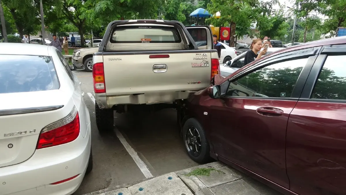 "ปลัดจอมแฉ" จี้สำนักพุทธฯ ตรวจสอบเจ้าอาวาส“เกียร์ R” ขับกระบะชนยับ 8 คัน