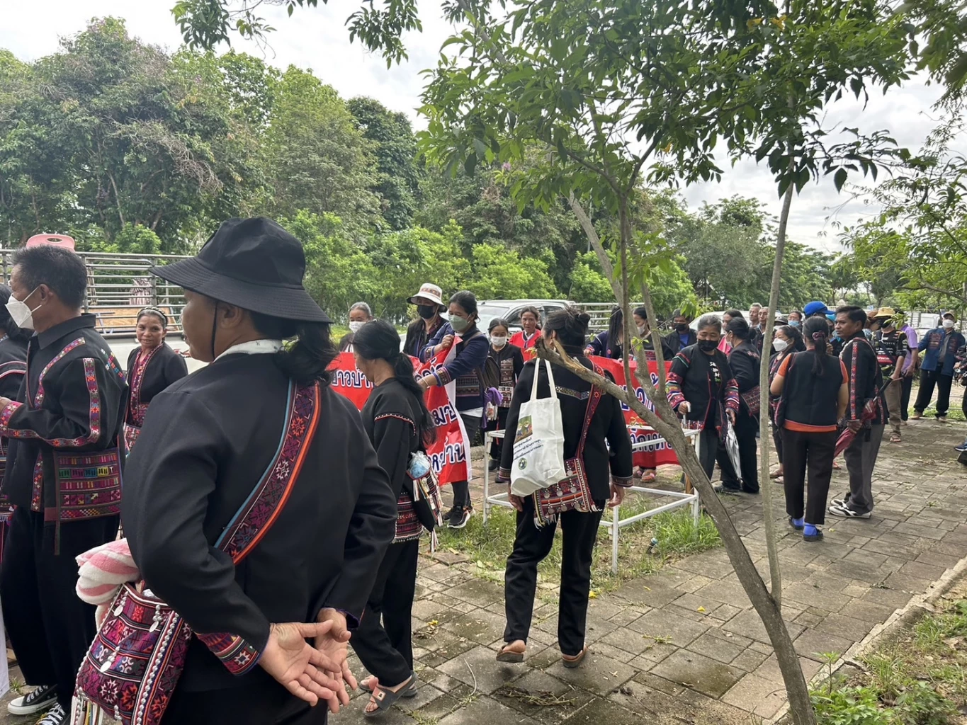 ชาวบ้านเชียงรายนับร้อย รวมตัวขับไล่ผู้ใหญ่บ้าน "อมเงิน-ทำร้ายลูกบ้าน"