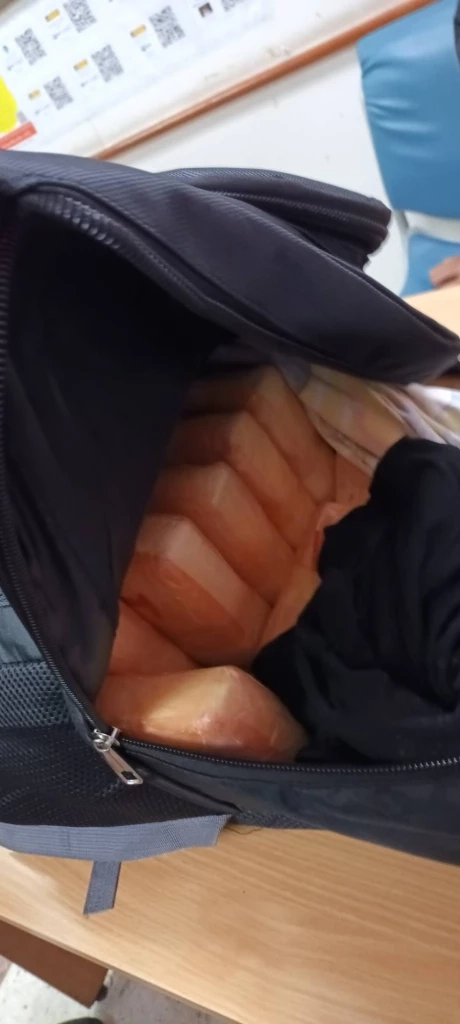 ช่างกล้า! รวบหนุ่มปัตตานี คาเครื่องเอกซเรย์ ขนยาบ้าแสนเม็ดขึ้นเครื่องบิน