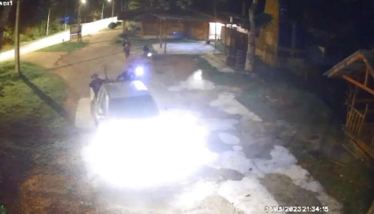 แก๊งขนต่างด้าวเหิม ซิ่งชนตำรวจเจ็บ ก่อนพลิกคว่ำตกคูน้ำ ดับ 1 จับได้ 10