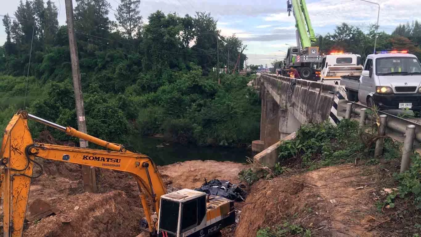 เก๋งพุ่งเหินตกสะพานสูงนับสิบเมตร รถพังยับ คนขับดับคาซากรถ คาดเมา-หลับใน