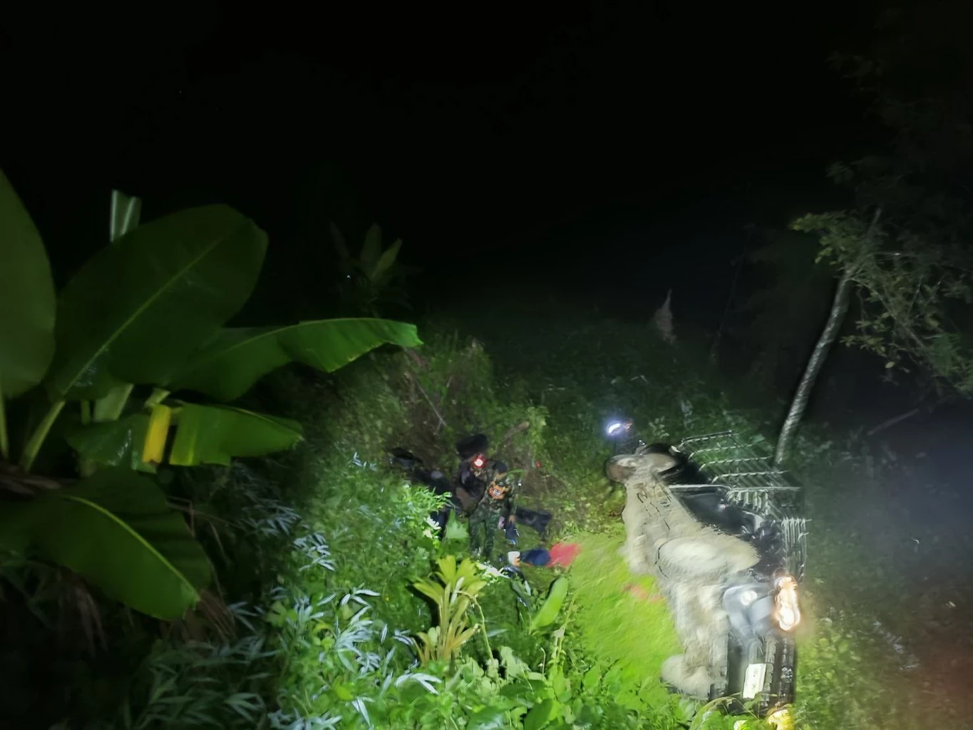 แก๊งขนต่างด้าวเหิม ซิ่งชนตำรวจเจ็บ ก่อนพลิกคว่ำตกคูน้ำ ดับ 1 จับได้ 10