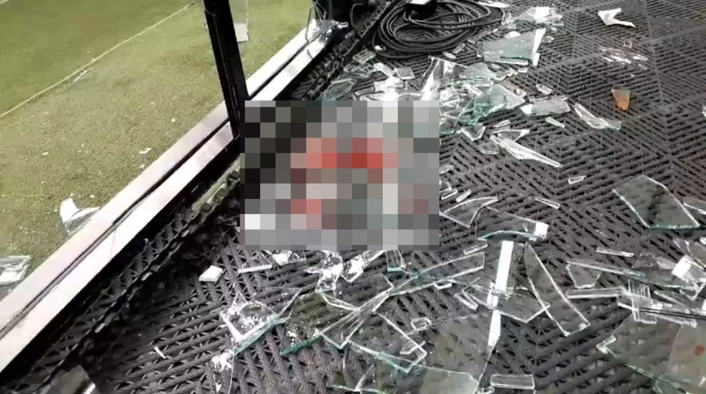 หนุ่มคลั่งไล่ทำร้ายวิ่งชนกระจกคาร์แคร์ เสียชีวิต พบเป็นผู้ป่วยทางจิต