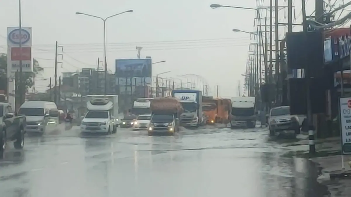 ฝนถล่มปทุมธานี 2 ชั่วโมง น้ำท่วมขังรอการระบายหลายจุด