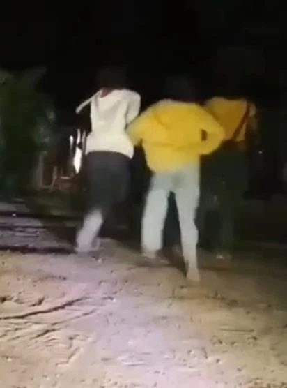 ตีกันยับ! วัยรุ่นสาวเต้นชนกัน หน้าเวทีกันตรึม คว้าก้อนหินทุบอริหัวแตก