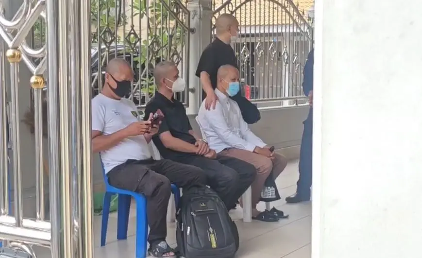 ชุดสาธิตดับเพลิง 4 นาย บวชหน้าไฟให้ "น้องเบนซ์" ขอทำประโยชน์เพื่อสังคมต่อไป