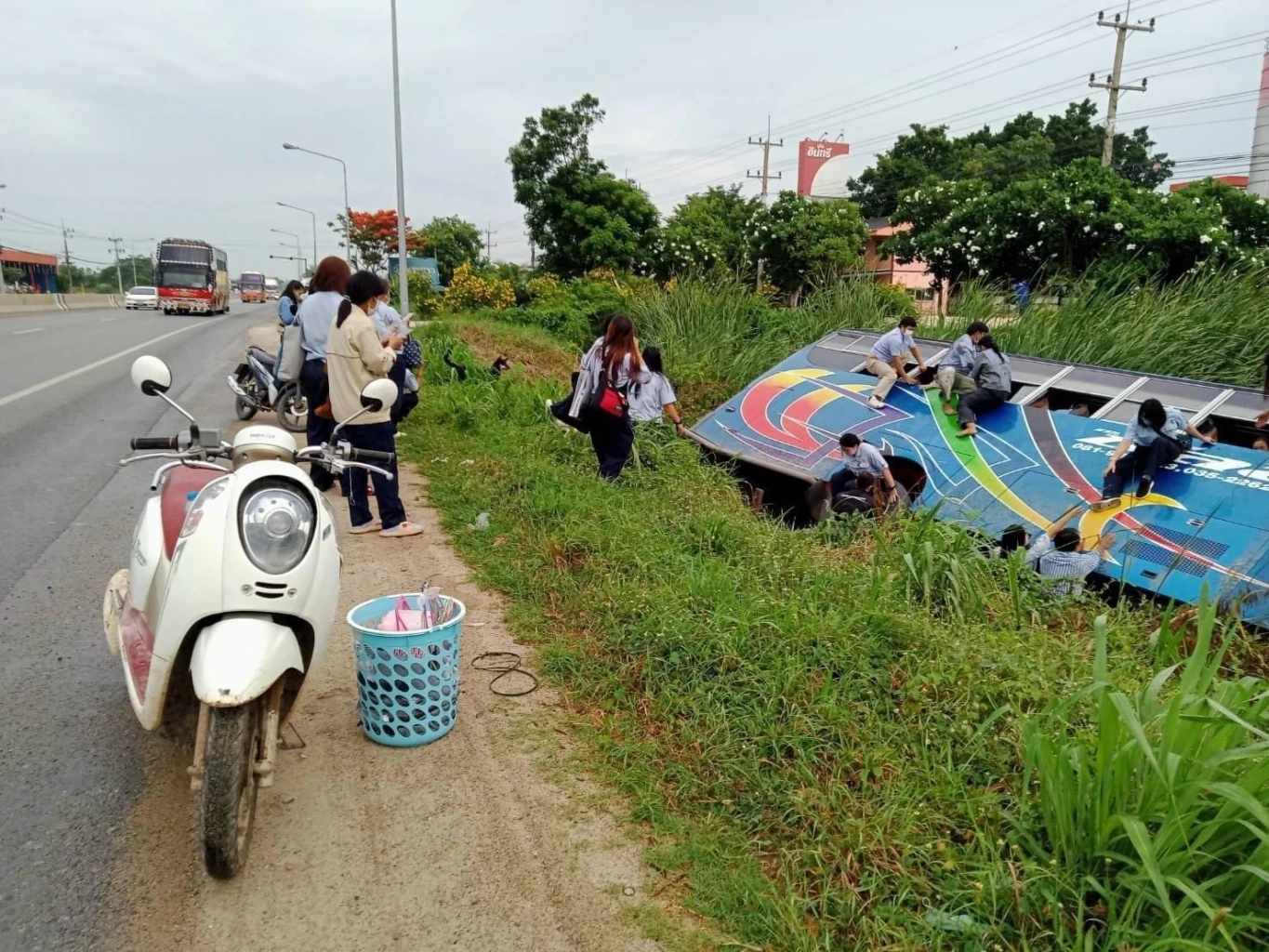ระทึกแต่เช้า รถรับส่งพนักงาน หักหลบเก๋งตัดหน้าตกข้างทาง บาดเจ็บระนาว