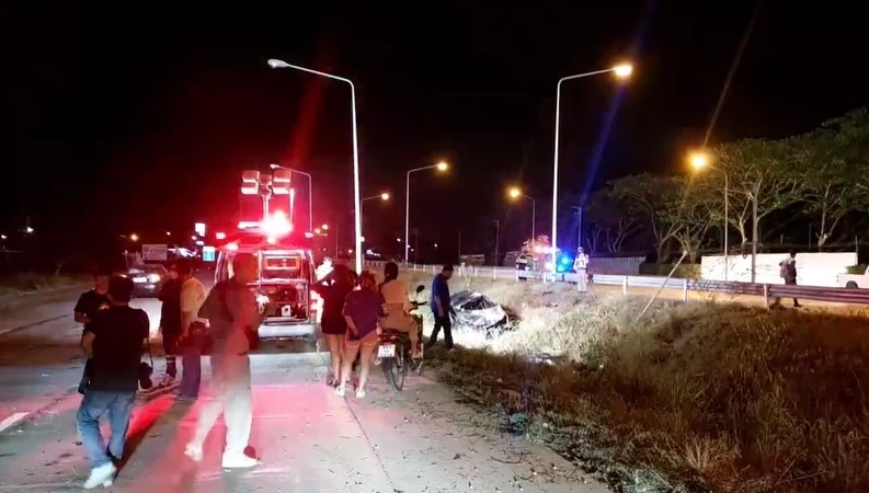 สองพี่น้องสาวสอง ซิ่งเก๋งชนเสาไฟ เพลิงลุกท่วม พลเมืองดีช่วยหวิดถูกย่างสด