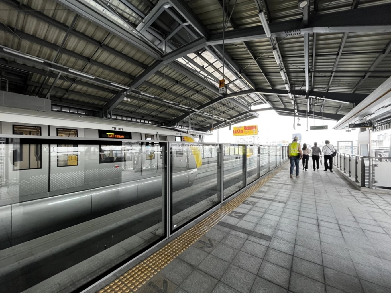 เริ่มแล้ว! รถไฟฟ้าสายสีเหลืองเปิดนั่งฟรี เช็กพิกัดสถานีบริการได้ที่นี่