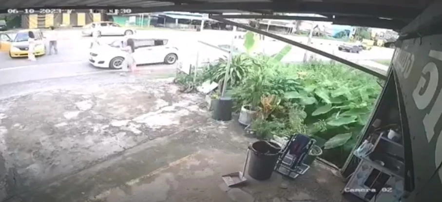 เปิดคลิป แก๊งโจ๋นครนายกสุดโหด ซิ่งไล่ล่าทำร้ายนักท่องเที่ยว ทุบรถพังยับ