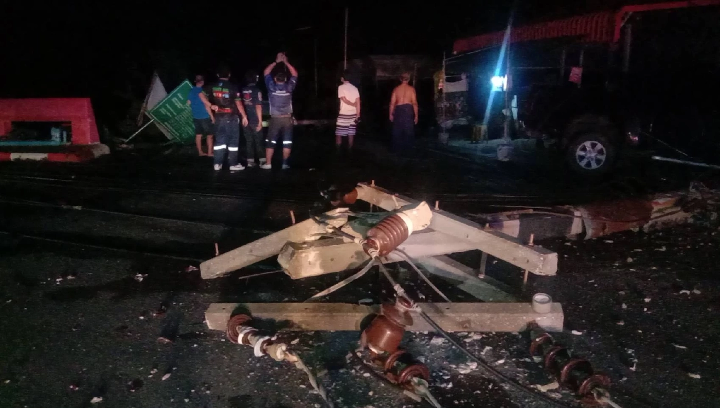 หนุ่มซิ่งกระบะ เจอ จยย. ตัดหน้า เสียหลักชนเสาไฟฟ้า หักล้มเป็นโดมิโน่