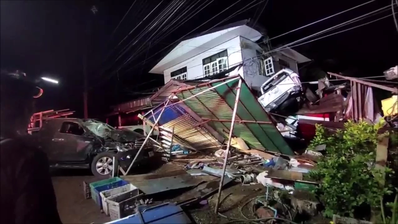 อย่างกับในหนัง! รถกระบะแฉลบน้ำ เหินฟ้าพุ่งชนหลังคาบ้านสองชั้น (มีคลิป)